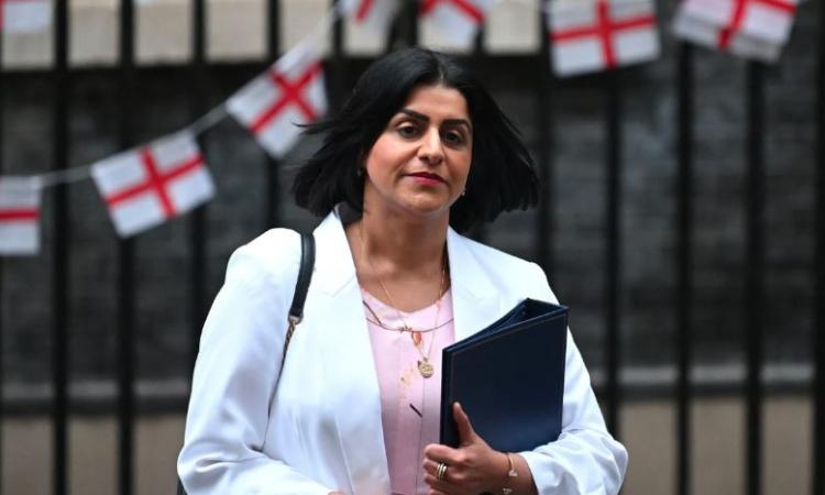 بريطانيا تشدد قوانين الهجرة: طالبي اللجوء ينتظرون 20 عامًا للإقامة الدائمة 1 بريطانيا تشدد قوانين الهجرة: طالبي اللجوء ينتظرون 20 عامًا للإقامة الدائمة