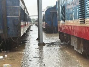 فيضانات تايلاند تشلّ النقل: إغلاق سكك حديدية وطرق سريعة في الجنوب مع استمرار هطول الأمطار 3 فيضانات تايلاند تشلّ النقل: إغلاق سكك حديدية وطرق سريعة في الجنوب مع استمرار هطول الأمطار