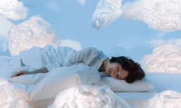 "تفسير حلم تناول اللحم المطهو: رمز للرزق والاستقرار والدعم النفسي"