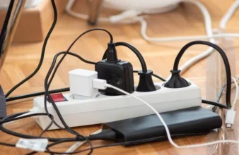 خطر الحريق يزداد مع ترك الشاحن في المقبس: نصائح لتجنب الحوادث