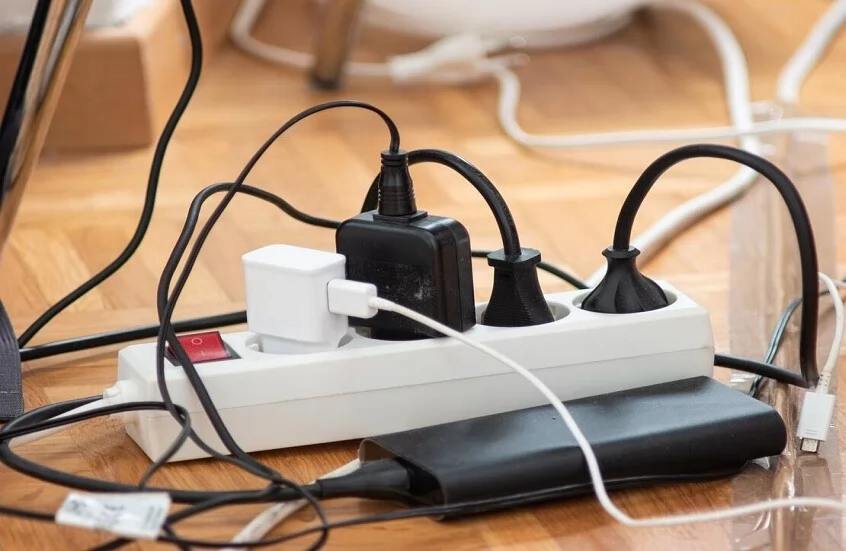 خطر الحريق يزداد مع ترك الشاحن في المقبس: نصائح لتجنب الحوادث