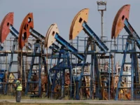 تراجع أسعار النفط عالميًا مع توقعات وقف إطلاق النار وارتفاع المخزونات الأمريكية