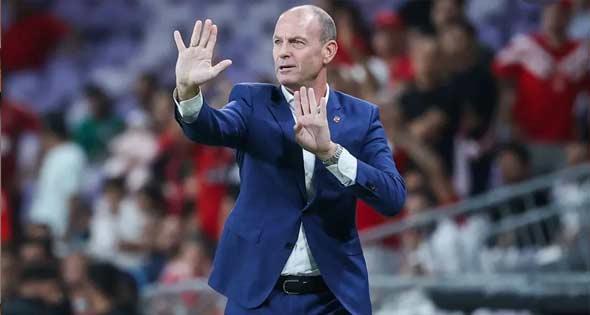 توروب يعود للقاهرة اليوم لقيادة تدريبات الأهلي استعدادًا لشبيبة القبائل