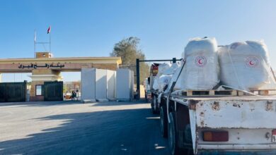 الهلال الأحمر المصري يطلق قافلة “زاد العزة” الـ75 إلى غزة محملة بآلاف الأطنان من المساعدات الإنسانية