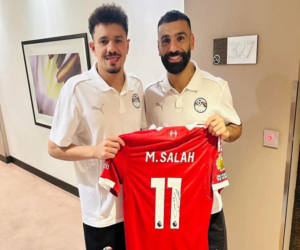 محمد صلاح يهدي قميصه لصلاح محسن في معسكر المنتخب.. والمصري يستعد لافتتاح مشواره بالكونفدرالية أمام كايزر تشيفز