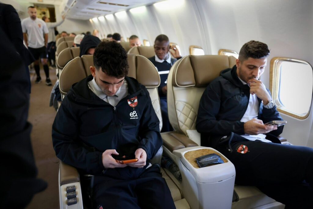 مشاهد طريفة ورحلة هادئة.. بعثة الأهلي تطير إلى المغرب لمواجهة الجيش الملكي في دوري الأبطال