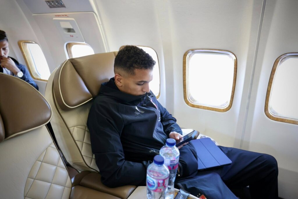 مشاهد طريفة ورحلة هادئة.. بعثة الأهلي تطير إلى المغرب لمواجهة الجيش الملكي في دوري الأبطال