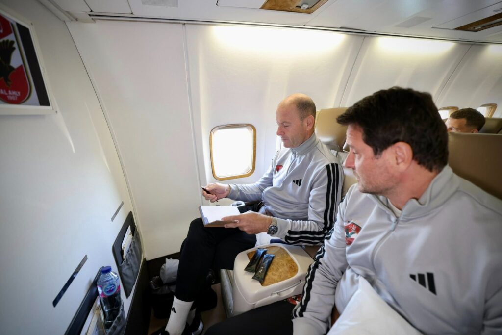 مشاهد طريفة ورحلة هادئة.. بعثة الأهلي تطير إلى المغرب لمواجهة الجيش الملكي في دوري الأبطال