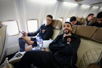 مشاهد طريفة ورحلة هادئة.. بعثة الأهلي تطير إلى المغرب لمواجهة الجيش الملكي في دوري الأبطال 3 مشاهد طريفة ورحلة هادئة.. بعثة الأهلي تطير إلى المغرب لمواجهة الجيش الملكي في دوري الأبطال