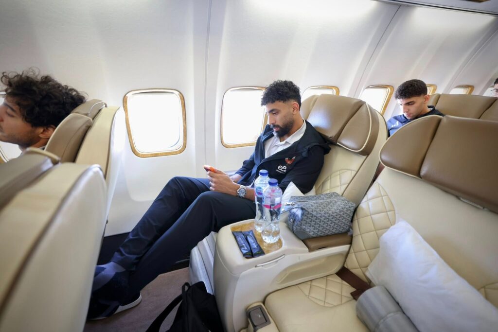 مشاهد طريفة ورحلة هادئة.. بعثة الأهلي تطير إلى المغرب لمواجهة الجيش الملكي في دوري الأبطال