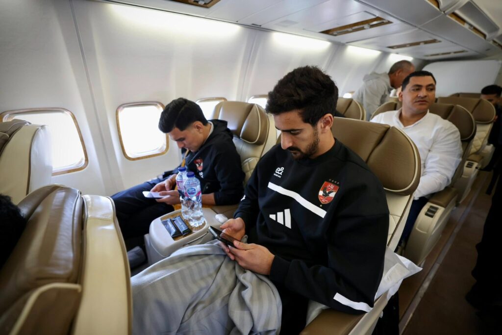 مشاهد طريفة ورحلة هادئة.. بعثة الأهلي تطير إلى المغرب لمواجهة الجيش الملكي في دوري الأبطال