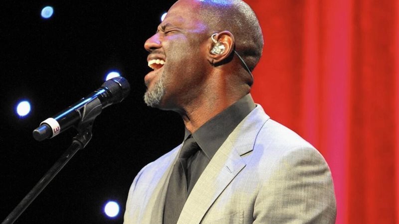 أول حفل للنجم الأمريكي براين ماكنايت في مصر سيقام في المتحف المصري الكبير 