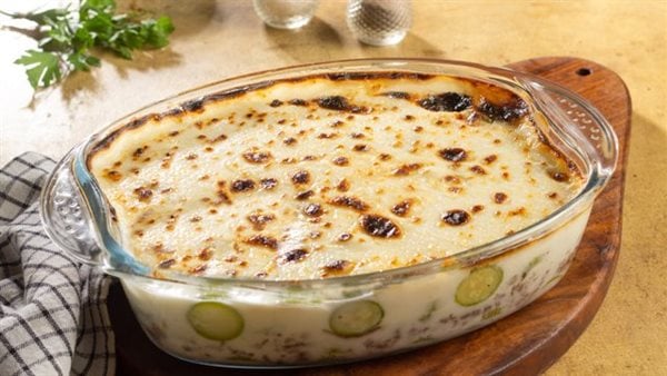 طاجن الكوسة بالبشاميل والدجاج على طريقة الشيف مي صيام 1 طاجن الكوسة بالبشاميل والدجاج على طريقة الشيف مي صيام