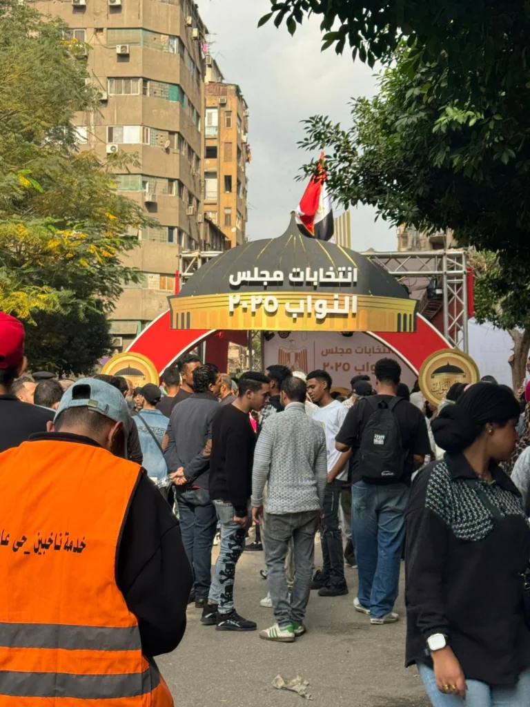 إقبال ملحوظ من الناخبين على لجنة عابدين الثانوية مع انتشار فرق مساعدة كبار السن