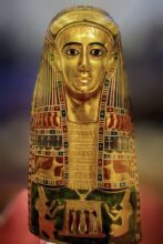 المتحف المصري بالتحرير يعرض قناعًا ذهبيًا نادرًا لمومياء من موقع مير الأثري