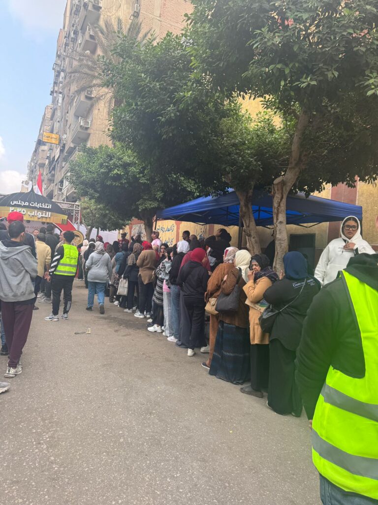 إقبال ملحوظ من الناخبين على لجنة عابدين الثانوية مع انتشار فرق مساعدة كبار السن