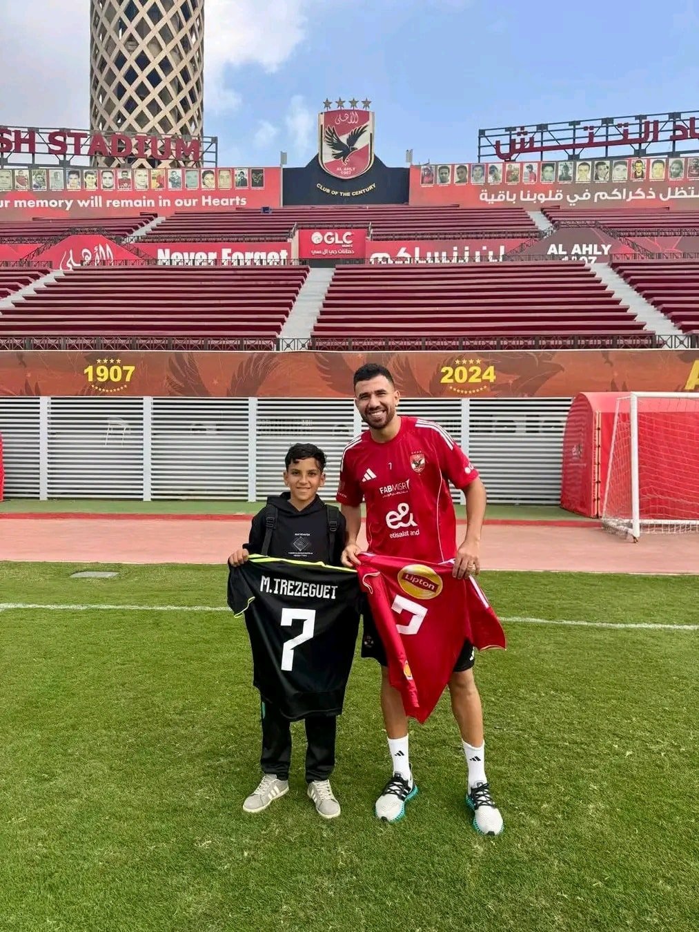 تريزيجيه يستقبل الطفل أنس في التتش ويهديه قميصه دعماً لحلمه