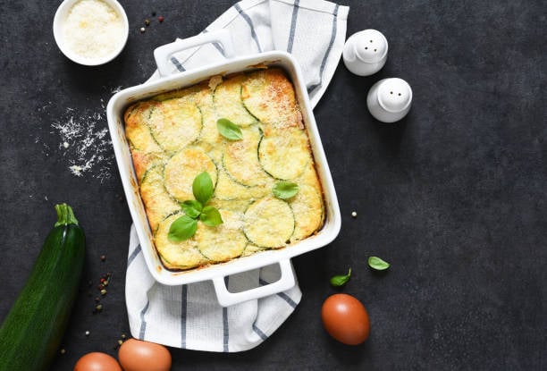 طاجن الكوسة بالبشاميل والدجاج على طريقة الشيف مي صيام 3 طاجن الكوسة بالبشاميل والدجاج على طريقة الشيف مي صيام