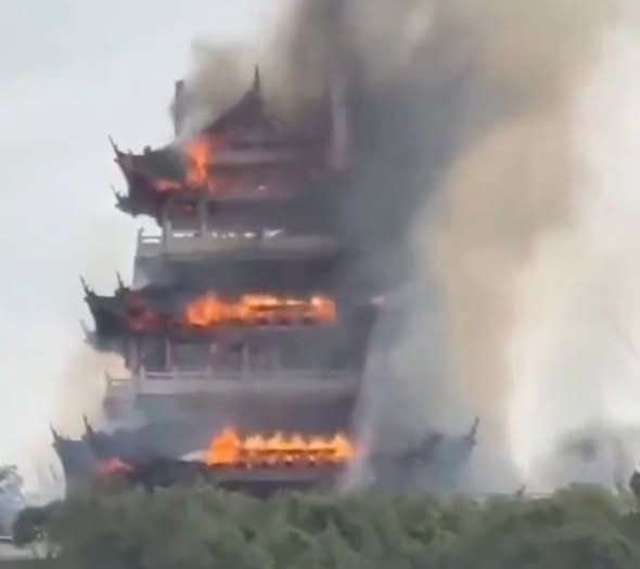 سائح صيني يتسبب في حريق مدمر لمعبد وينتشانج على جبل فنجهوانج 1 سائح صيني يتسبب في حريق مدمر لمعبد وينتشانج على جبل فنجهوانج