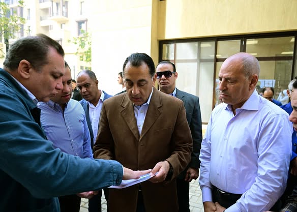 رئيس الوزراء يتفقد مشروع "روضة السيدة-2" ويؤكد أهمية تطوير المناطق غير الآمنة في القاهرة 1 رئيس الوزراء يتفقد مشروع "روضة السيدة-2" ويؤكد أهمية تطوير المناطق غير الآمنة في القاهرة
