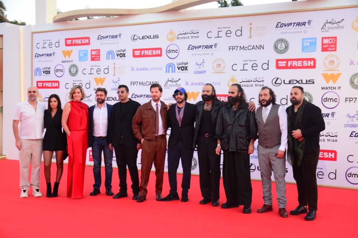 توافد أبطال “كان ياما كان في غزة” وصناع فيلم "قطن" على السجادة الحمراء في مهرجان القاهرة السينمائي 1 توافد أبطال “كان ياما كان في غزة” وصناع فيلم "قطن" على السجادة الحمراء في مهرجان القاهرة السينمائي