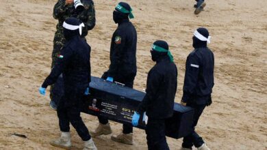 حماس تسلم جثة ضابط إسرائيلي بعد العثور عليها في نفق برفح 2 حماس تسلم جثة ضابط إسرائيلي بعد العثور عليها في نفق برفح