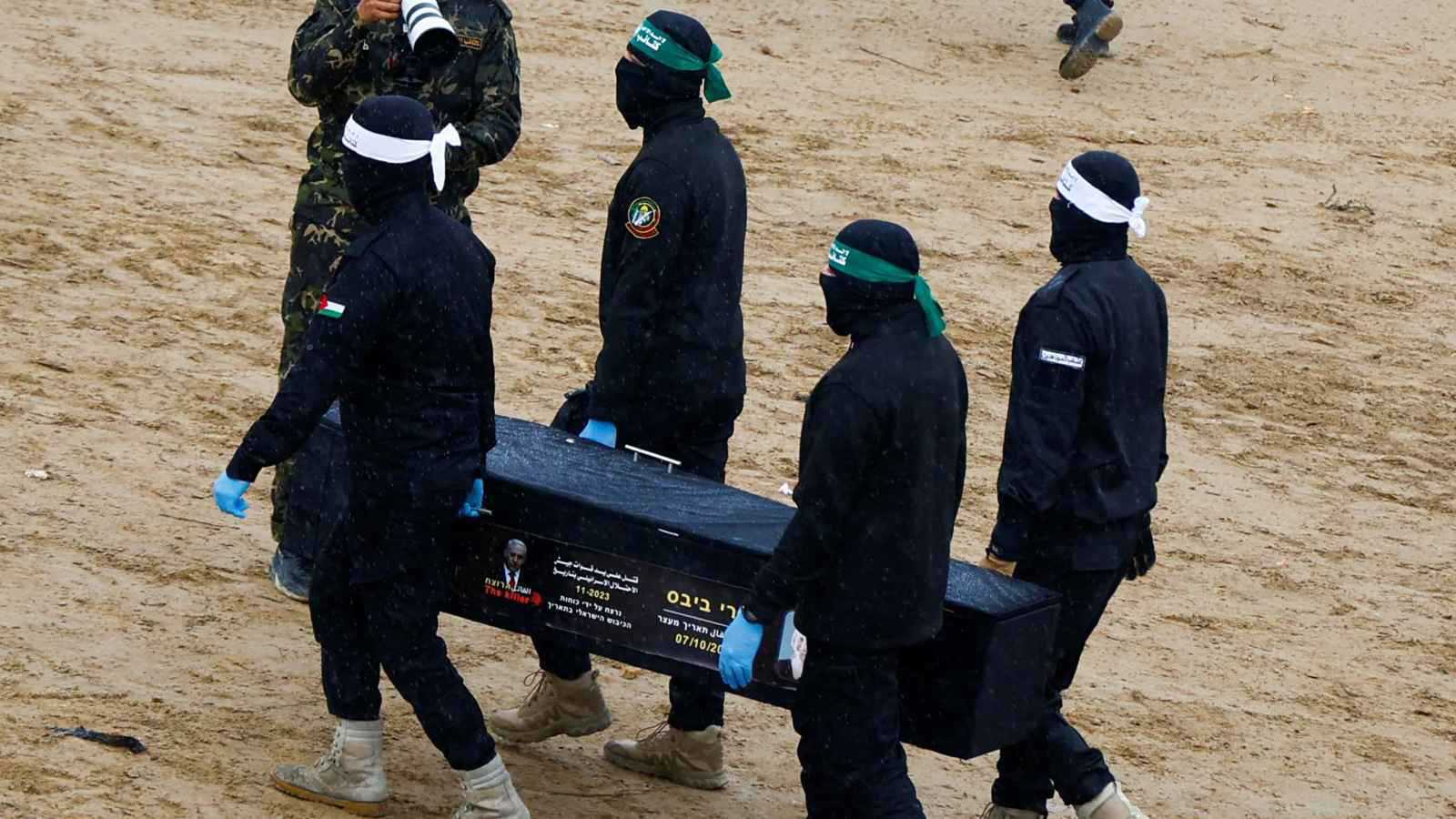 حماس تسلم جثة ضابط إسرائيلي بعد العثور عليها في نفق برفح 1 حماس تسلم جثة ضابط إسرائيلي بعد العثور عليها في نفق برفح