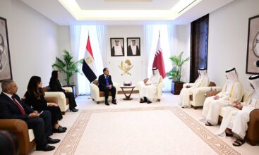 مدبولي يبحث مع رئيس وزراء قطر تعزيز الاستثمارات المشتركة وتطورات الأوضاع في غزة على هامش قمة مكافحة الجوع والفقر بالدوحة 2 مدبولي يبحث مع رئيس وزراء قطر تعزيز الاستثمارات المشتركة وتطورات الأوضاع في غزة على هامش قمة مكافحة الجوع والفقر بالدوحة