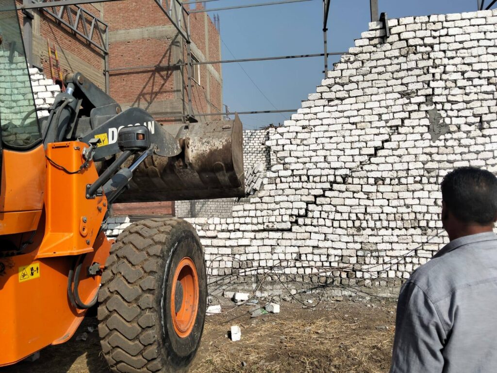 مركز ومدينة القناطر الخيرية تنفذ إزالة فورية لتعدٍ على الأراضي خارج الحيز العمراني