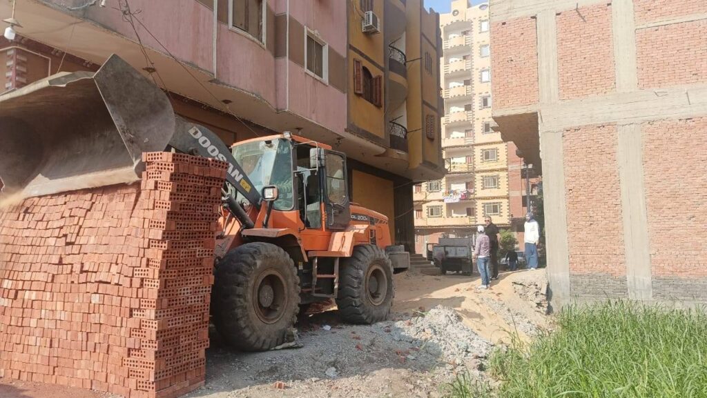 ضبط ومصادرة مواد بناء مخالف في القناطر الخيرية