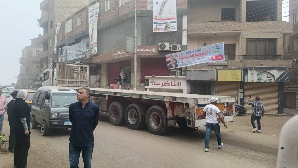 رئيس مركز ومدينة القناطر الخيرية يتابع إزالة الدعاية الانتخابية خلال فترة الصمت