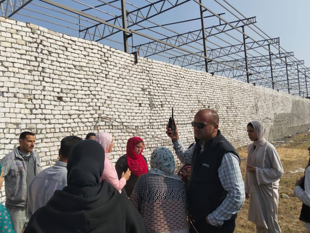 مركز ومدينة القناطر الخيرية تنفذ إزالة فورية لتعدٍ على الأراضي خارج الحيز العمراني