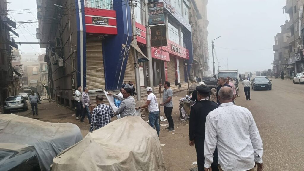 رئيس مركز ومدينة القناطر الخيرية يتابع إزالة الدعاية الانتخابية خلال فترة الصمت