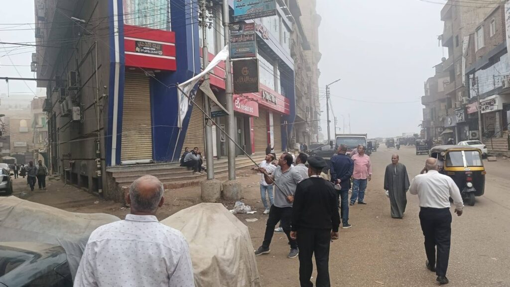 رئيس مركز ومدينة القناطر الخيرية يتابع إزالة الدعاية الانتخابية خلال فترة الصمت