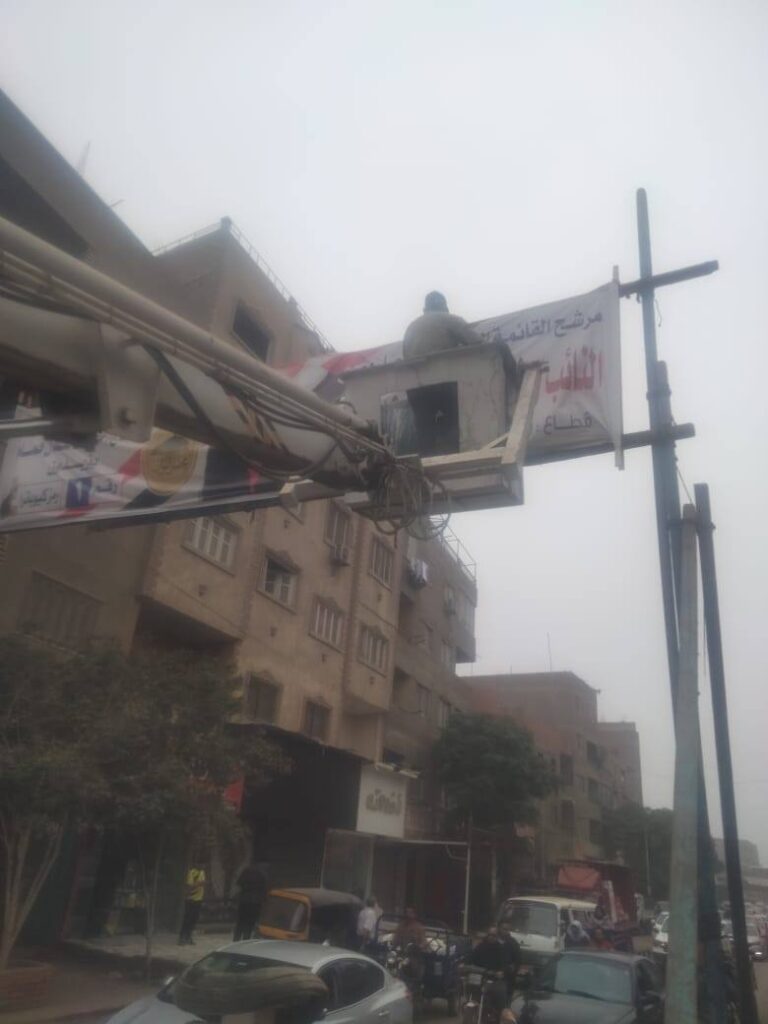 رئيس مركز ومدينة القناطر الخيرية يتابع إزالة الدعاية الانتخابية خلال فترة الصمت