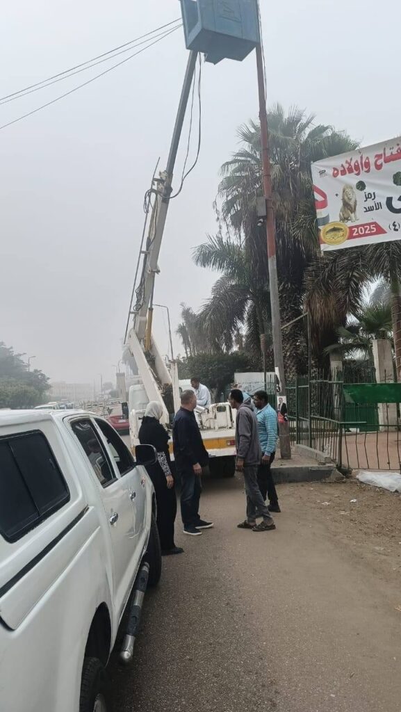 القناطر الخيرية تستمر في صيانة أعمدة الكهرباء وتحسين الإنارة العامة