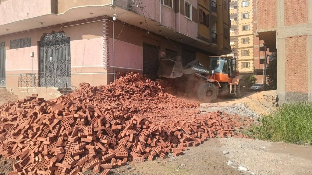 ضبط ومصادرة مواد بناء مخالف في القناطر الخيرية