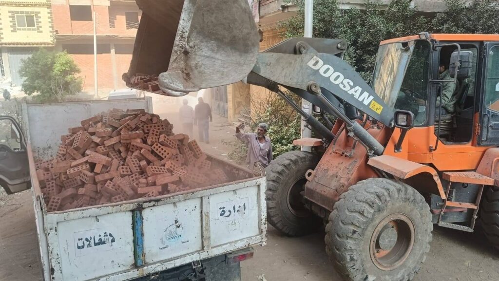 ضبط ومصادرة مواد بناء مخالف في القناطر الخيرية