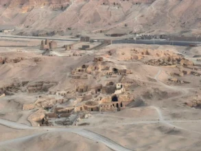 رحلة بالون طائر فوق الأقصر: مشاهد ساحرة للمعابد التاريخية