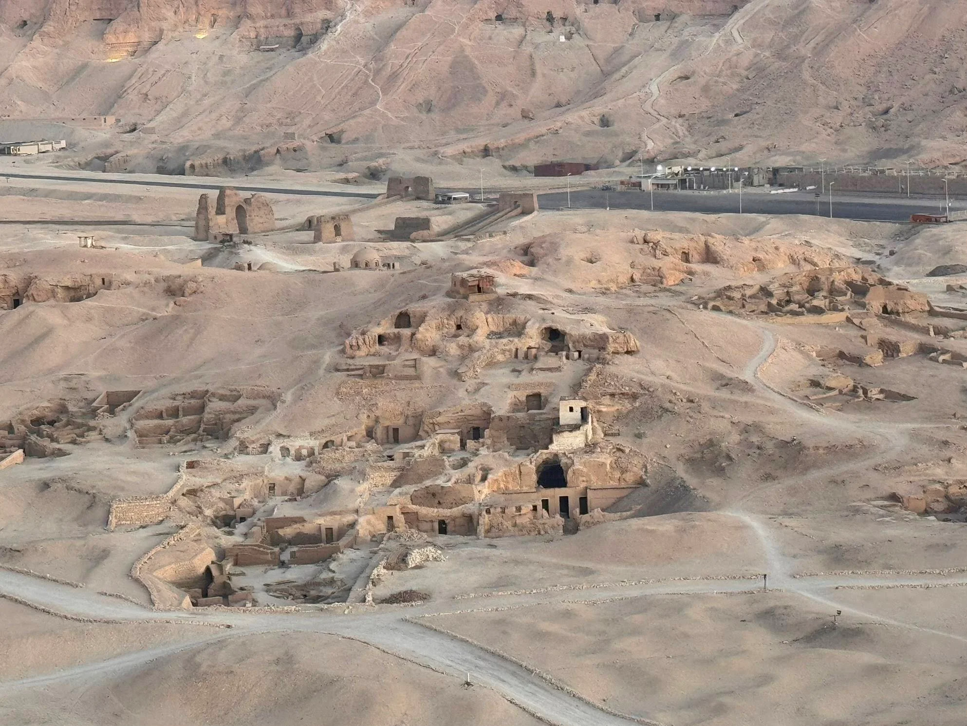 رحلة بالون طائر فوق الأقصر: مشاهد ساحرة للمعابد التاريخية