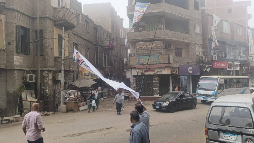 رئيس مركز ومدينة القناطر الخيرية يتابع إزالة الدعاية الانتخابية خلال فترة الصمت