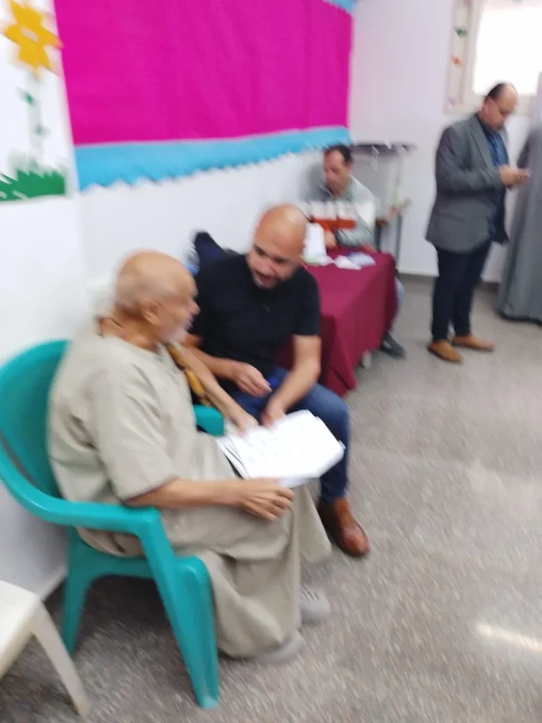 تسهيلات لذوي الاحتياجات وكبار السن داخل لجان عين شمس والمطرية في اليوم الثاني لانتخابات مجلس النواب 4 تسهيلات لذوي الاحتياجات وكبار السن داخل لجان عين شمس والمطرية في اليوم الثاني لانتخابات مجلس النواب