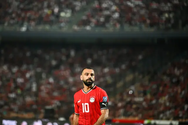 ليلة حزينة للمحترفين المصريين: هزيمة قاسية لصلاح.. تهميش مرموش.. وإهدار إبراهيم عادل لركلة الجزاء في ديربي أبوظبي