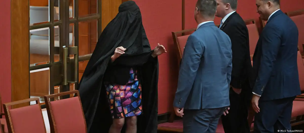 غضب في البرلمان الأسترالي بعد ارتداء بولين هانسون النقاب للمطالبة بحظره واتهامات بالعنصرية تلاحقها