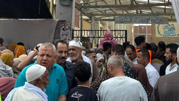 إقبال كثيف من المواطنين على لجان مدرسة مصطفى كامل بالسلام في أولى ساعات التصويت بانتخابات مجلس النواب 2025