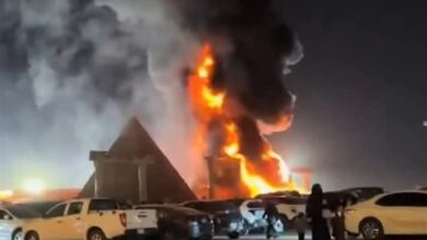 حريق يلتهم مجسم من مجسمات أهرامات السعودية في موسم الرياض 2 حريق يلتهم مجسم من مجسمات أهرامات السعودية في موسم الرياض
