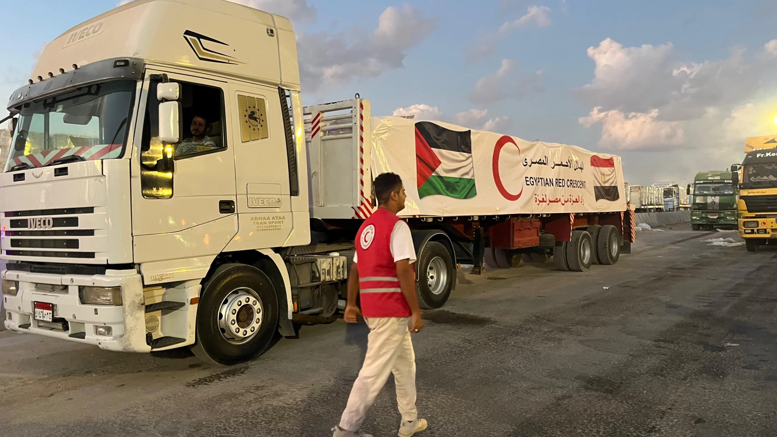 الهلال الأحمر المصري يطلق قافلة "زاد العزة" الـ72 إلى غزة محملة بآلاف الأطنان من المساعدات الغذائية والإغاثية 1 الهلال الأحمر المصري يطلق قافلة "زاد العزة" الـ72 إلى غزة محملة بآلاف الأطنان من المساعدات الغذائية والإغاثية