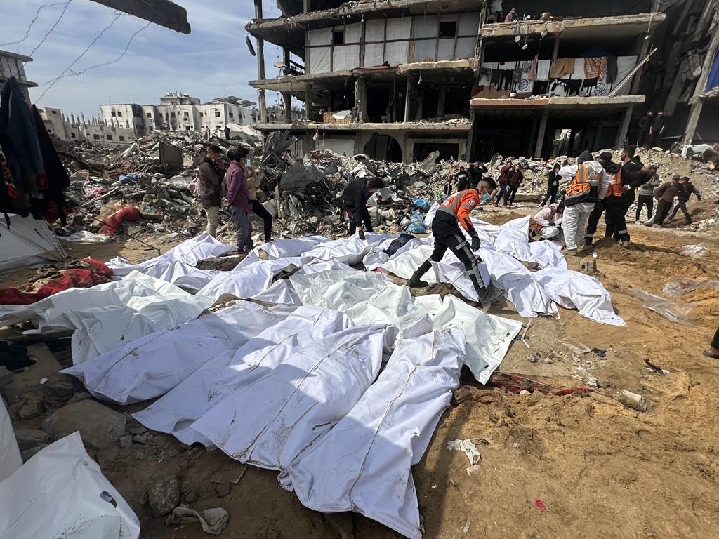 14 شهيدا دفنوا في غزة بعد احتجاز جثامينهم.. ومزيد من الشهداء في خرق للهدنة