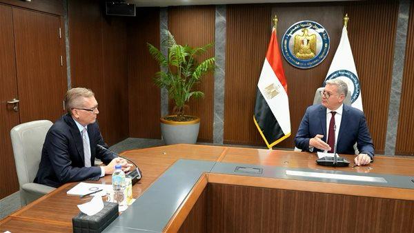 وزير البترول يبحث مع مسؤول أمريكي تعزيز التعاون في مجال الطاقة بأديبك 2025