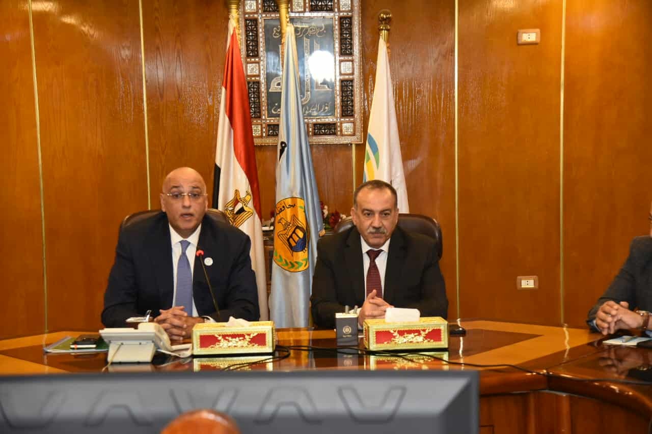 محافظ أسيوط ورئيس جهاز تنمية المشروعات يبحثان دعم الصناعات التحويلية.